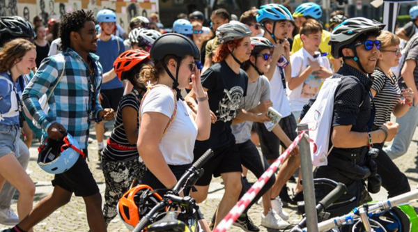 Le DEFI VELO est un moyen pratique et ludique de contrecarrer la tendance à la baisse de la pratique du vélo chez les jeunes, tout en améliorant la sécurité routière chez les 15-20 ans.